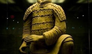 为何秦始皇兵马俑两手空空，武器是被偷走了还是